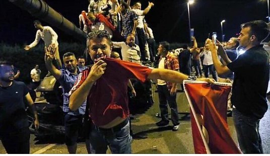 IbraLammada's tweet photo. Pasca Kudeta Gagal...rakyat Turki malah sibuk Selfie dan selebrasi...#SaveTurki https://t.co/eRMDDXoj49