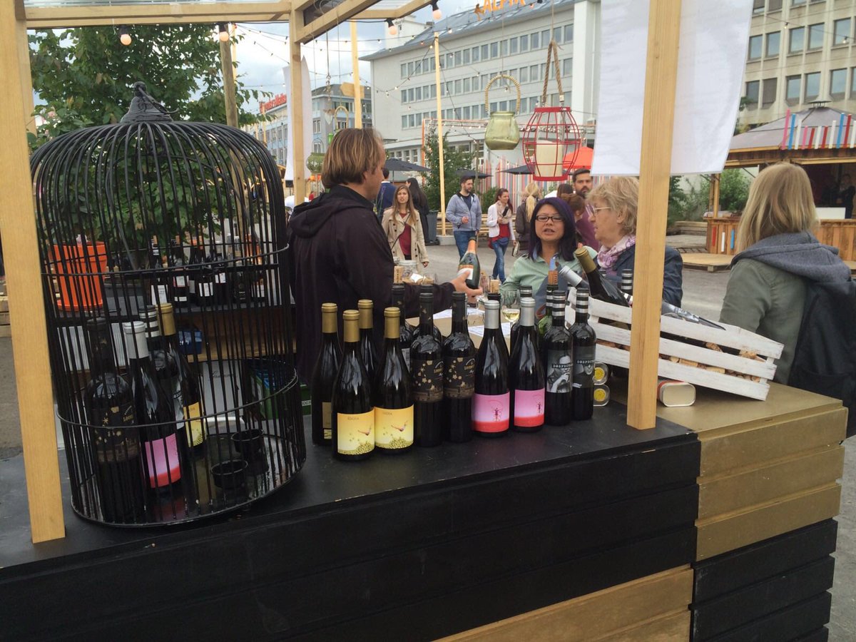 uvasfelices's tweet photo. Enjoying the #StreetFoodFestival in Zurich with Idoia, La Locomotora Reserva and Sospechoso #SmithandSmith https://t.co/2rlyLjjC0J