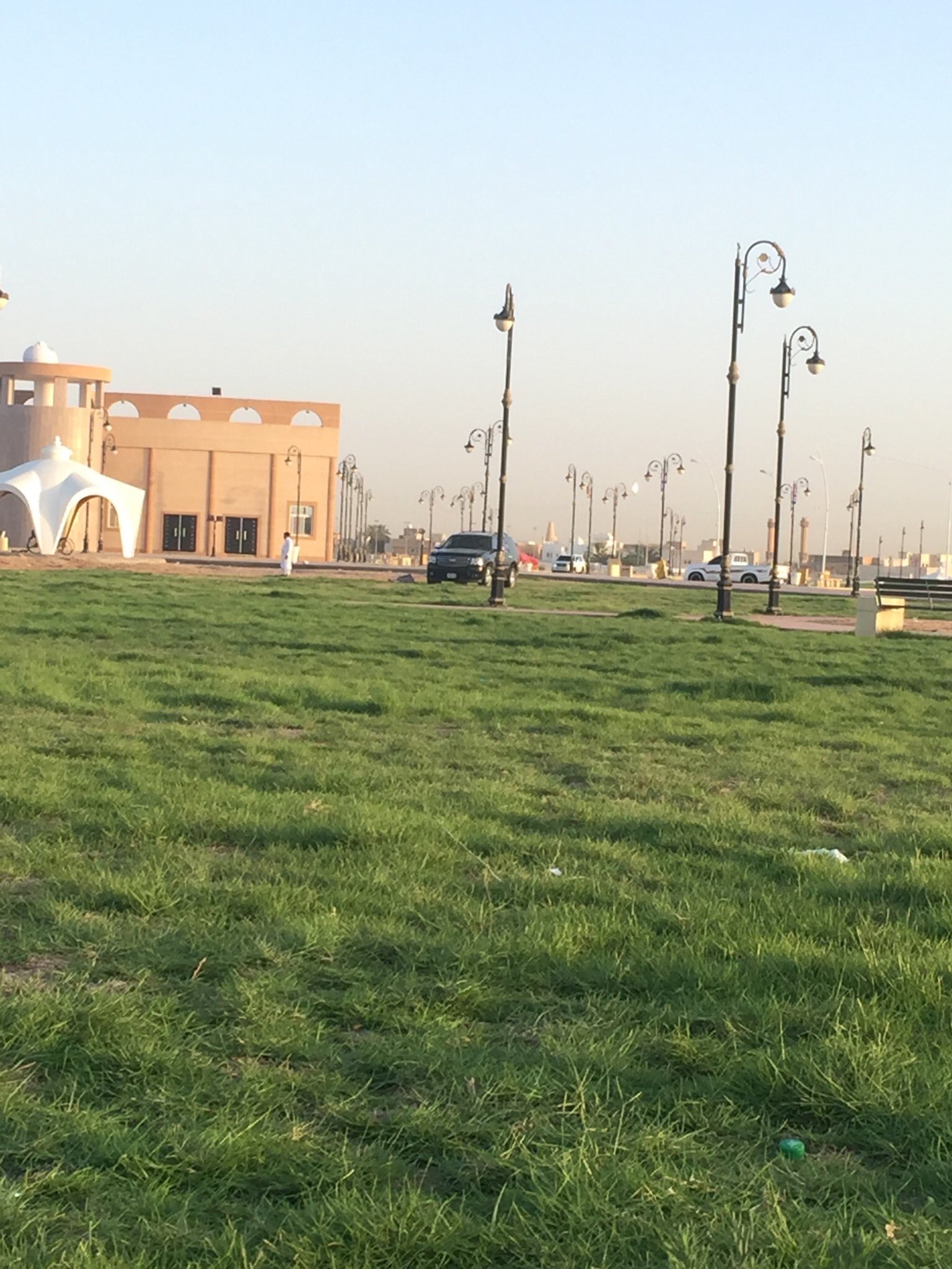 فلفل رساوي Sur Twitter صورة متداولة لواحد في حديقة المحفل الرس مدخل سيارته شاركونا بتصنيفه ياخوان