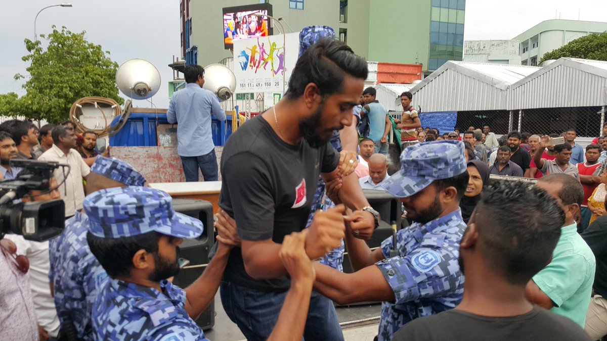 KobaMageyVote's tweet photo. RT mvopposition: #MUO ge Jalsa #InthiqaaleeMagahRaajje promote kurumah flyers behun Fuluhun huras alhanee #Happeni… https://t.co/My1mY15xC8