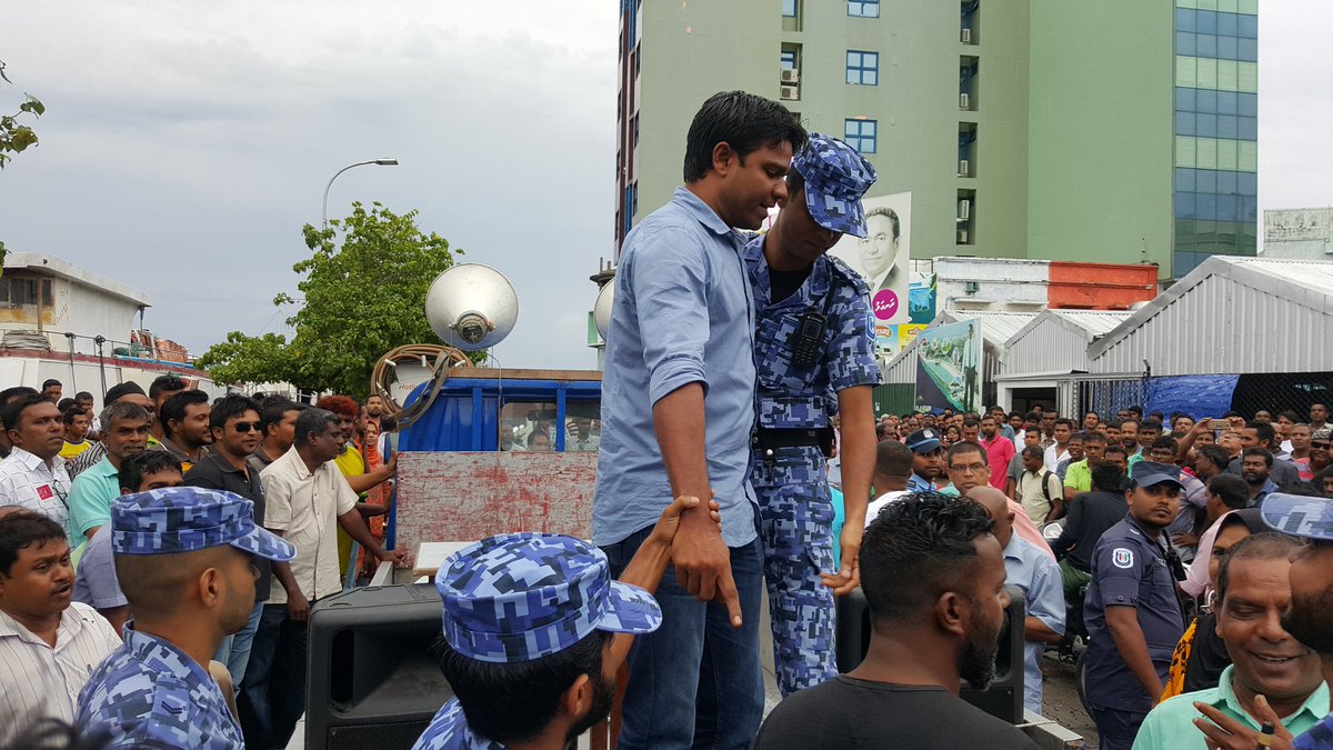 KobaMageyVote's tweet photo. RT mvopposition: #MUO ge Jalsa #InthiqaaleeMagahRaajje promote kurumah flyers behun Fuluhun huras alhanee #Happeni… https://t.co/My1mY15xC8