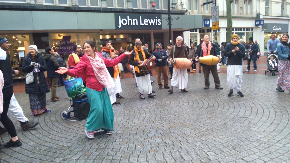 ISKCONReading's tweet image. Harinam and flyer distribution in Reading broadstreet from 12 noon to 4 pm with kirtaneers from London! #Rathayatra