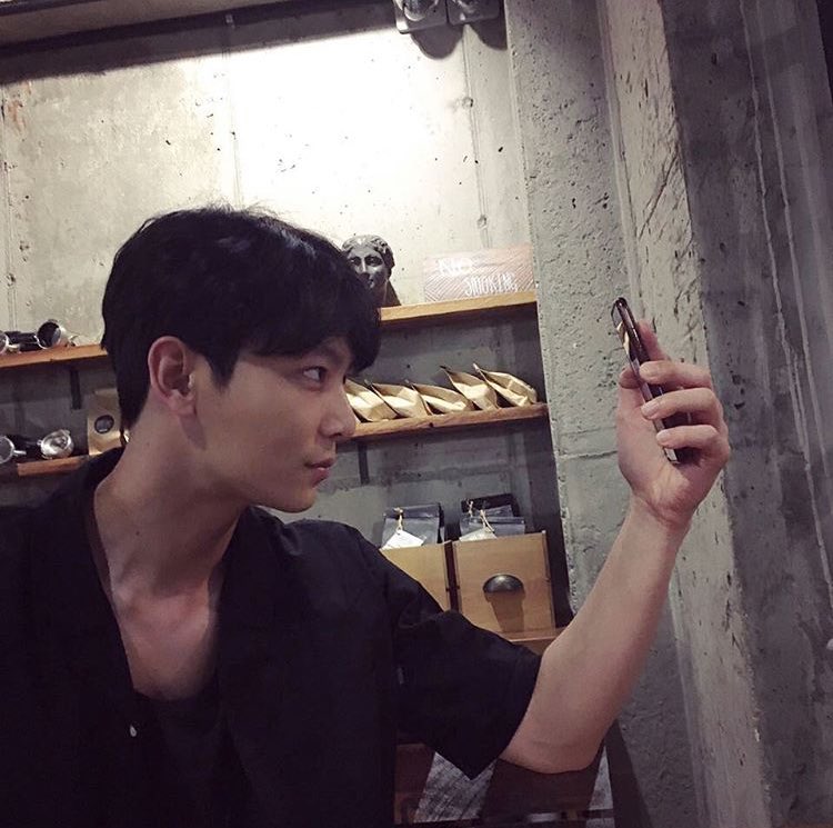 Cheolwoo415_b's tweet image. 😾 #셀카