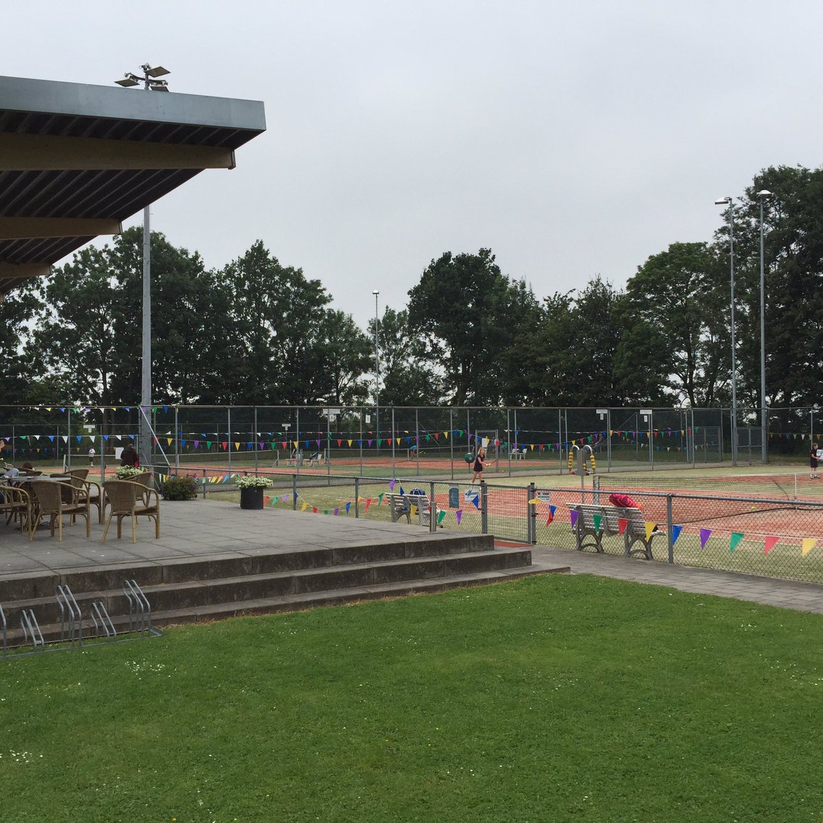 DeHogeWick's tweet photo. Morgen finales Open Jeugdtoernooi Hoge Wick+bbq (13.00-16.00) waarvoor aanmelden in clubhuis+verloting mooie prijzen https://t.co/frbc2p2OkE
