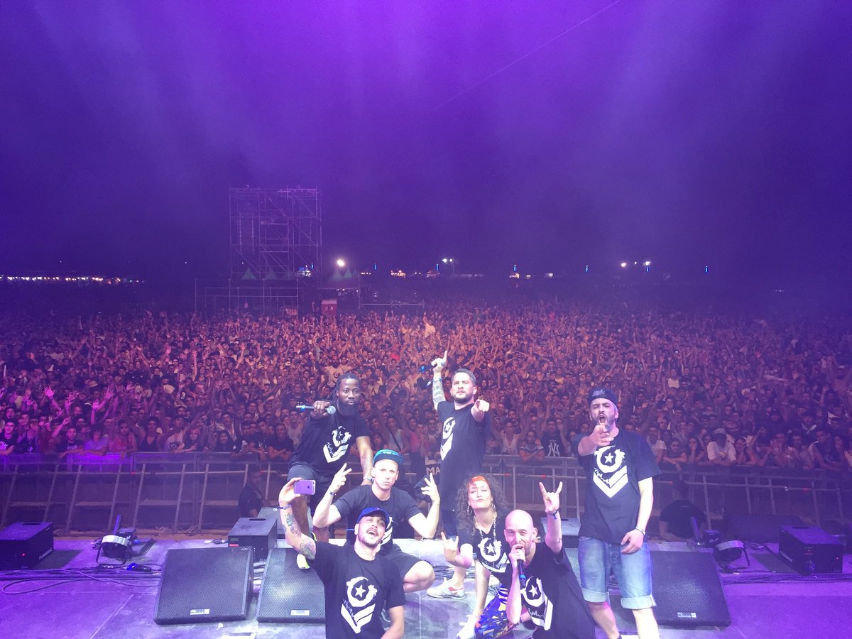 drementeam's tweet photo. Lo de ayer en el @AlrumboFestival lo vamos a guardar en la zona más húmeda de nuestra memoria. GRACIAS FAMILIA!! https://t.co/vKEJDxU4bK