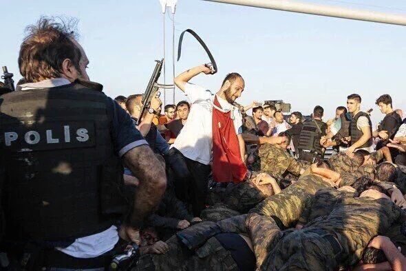 cerenulku71's tweet photo. #DarbeDegilTiyatro
alın size demokrasiyi kurtardığını zanneden %49 dan birisi https://t.co/j5egbHLXgG