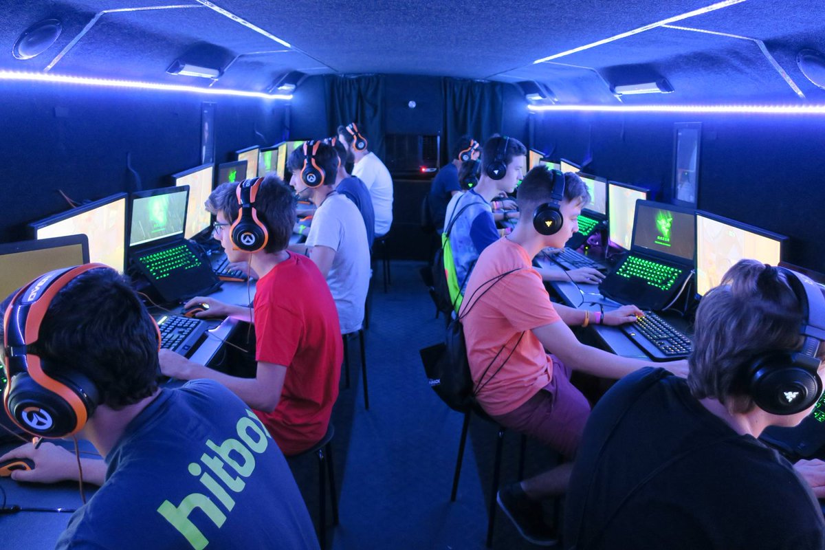 Razer's tweet image. We've got games of @PlayOverwatch going down upstairs on the #RazerBus.
#RazerDH