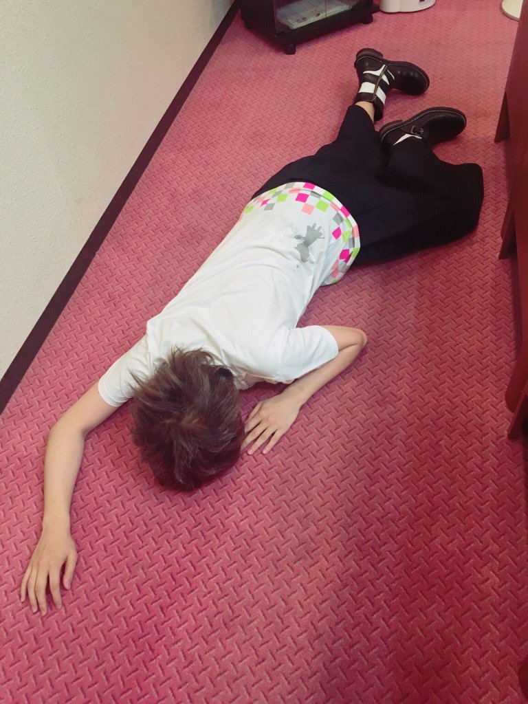 uni_mafumafu's tweet photo. ライブ後  はしゃぎすぎて死んでるまふまふさん（撮影：そらるさん） https://t.co/E0m6fWngum