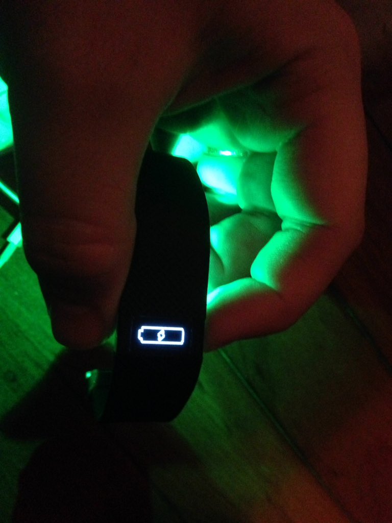 massey_dec's tweet photo. @fitbitsupport my wife's Charge HR has been charging all day but is flat and when plugged in lights like this, why? https://t.co/v8NHItfEWa