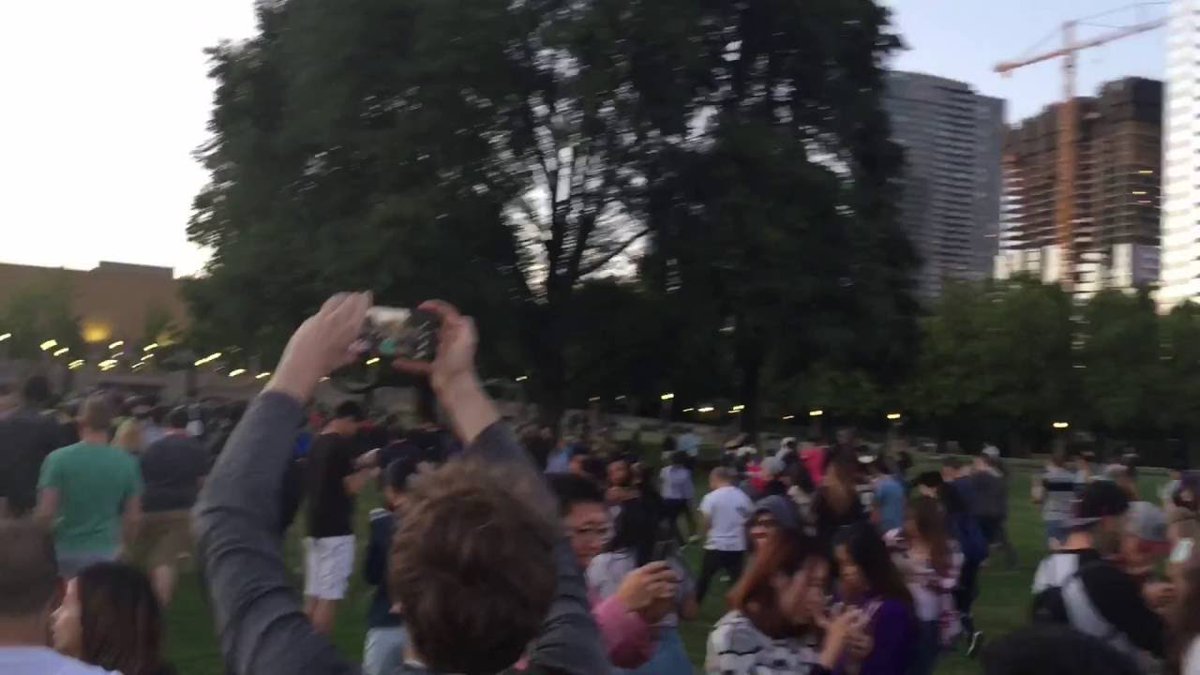 kwang82's tweet photo. 미국 공원에 희귀 포켓몬이 뜬다고 하자… Pokemon Go players go mad… 이게 정상일 리가… 광풍이 맞다. 40초 영상 https://t.co/HJlmVUkr7S. https://t.co/BIg189E39d