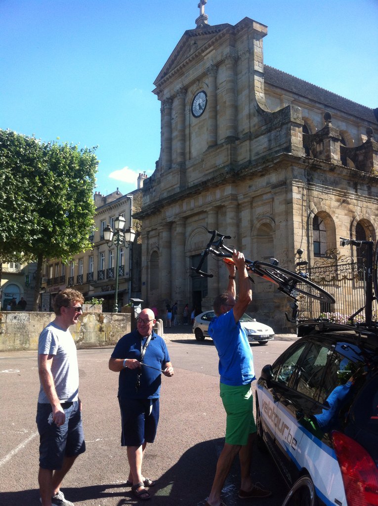 Tchmilleken's tweet photo. Filip hangt de vuile was buiten in het zonnige Autun 🚴😎 @wtctempelhof @Davy_De_Pauw @KevfahAalst @eddyvg1 https://t.co/jKz6IwBg8N