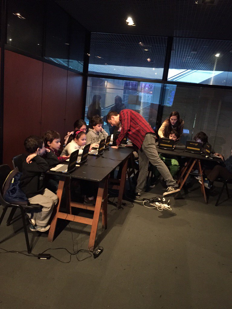 Pequeños coders creando con Scratch <a href="/simonyagas/">Simón Yagás</a> y <a href="/chicos_net/">chicos_net</a> en <a href="/kidsconf/">KIDSConf</a>