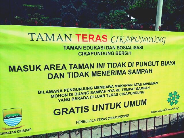 Spanduk informasi <a href="/tecibdg/">Teras Cikapundung</a>  cc ; <a href="/ridwankamil/">Ridwan Kamil</a> <a href="/OdedMD/">Oded Muhamad Danial</a> @diskamtam <a href="/Satpolppbdg/">Satpol PP Kota Bandung</a>