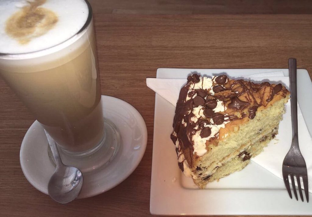 LOT107's tweet photo. Vanilla &amp; Chocolate Chip Sponge #homemade https://t.co/SKhHXXTChp