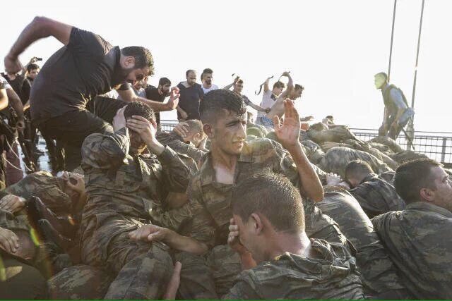 arslan_ahu's tweet photo. @TurkOrdusuTSK  Siz asker olarak bunlara nasıl göz yumarsınız. Bu nasıl vicdansızlıktır nasıl vatan hainliğidir! https://t.co/70V9w7dh9x