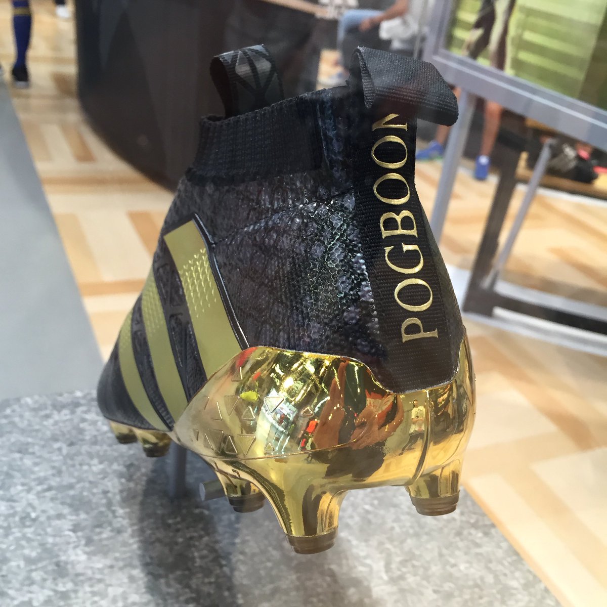 サッカースパイク Kohei Sblog Twitterissa Adidas サッカースパイク 展示品 ポグバ限定着用カラーの エース16 ピュアコントロール ブラックにゴールドの輝きスゴイ Pogboom Adidasftb Jp Ace16 アディダスストア 渋谷