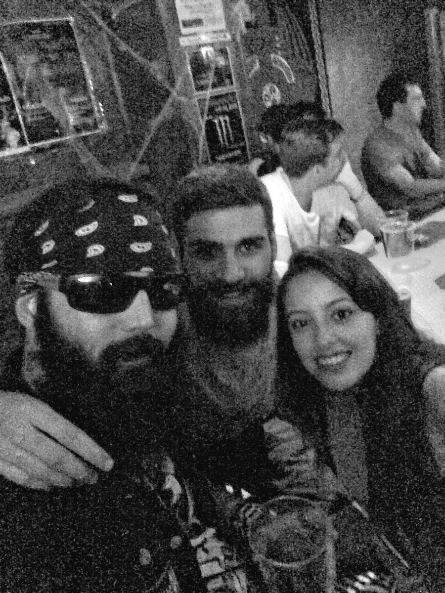 CheviJdn's tweet photo. Alegria es encontrarme ayer en los bajos a @Miguelo_GB13 y @DSilentwhispers 😘😘😘😘 https://t.co/7qDvWS6i19