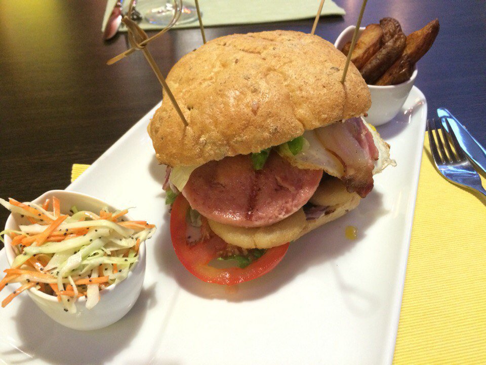 Fabrika_Kitchen's tweet image. Настоящий бургер должен быть большим!
Оцените фирменный бургер "Фермер Джон" на любимой #SummerVeranda 😉