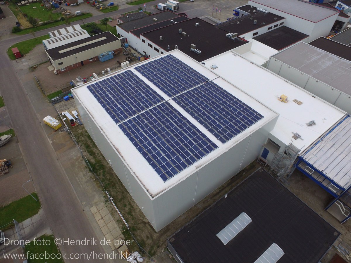 Dayseaday's tweet photo. Afgelopen week is het hele dak van de nieuwe vriescel vol gelegd met 528 zonnepanelen door @dtmtechniek https://t.co/IsS7yZrwij