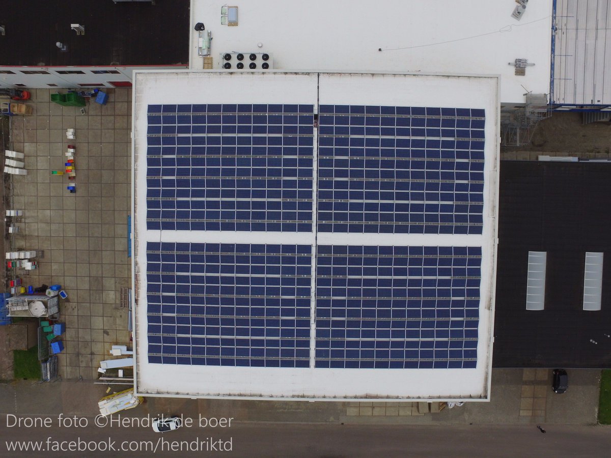 Afgelopen week is het hele dak van de nieuwe vriescel vol gelegd met 528 zonnepanelen door <a href="/dtmtechniek/">DTM Techniek</a>