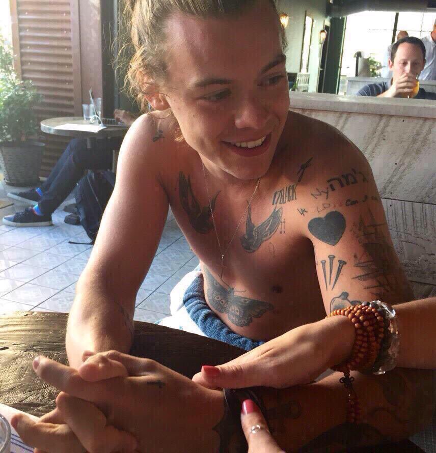 Radio1Direction's tweet image. Nothing better than a tanned Harry 😊