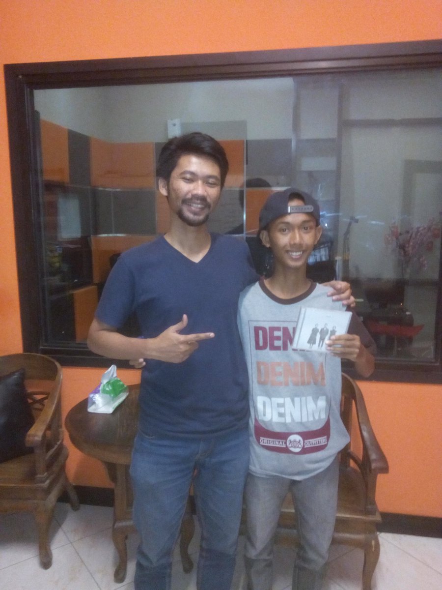 Riego7eh's tweet photo. Thanks anyway to @shelter953fm @eikalizer atas CD nya 😃😃, request @adamlevine - go now donk. Salam to @shelter953fm https://t.co/Nzw443U6to