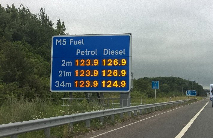 channelimages's tweet photo. The most pointless road sign from @highwaysagency #expensivefuel #m5 https://t.co/0qFrQBzmmQ