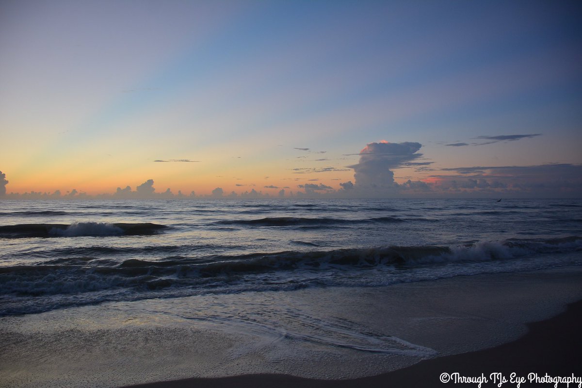ShareALittleSun's tweet photo. #Saturday #sunrise on the #spacecoast. #LoveFL @ShareALittleSun @USAsunrise @SpaceCoastSkies https://t.co/0D6VN3ZSQq RT @tjznettek