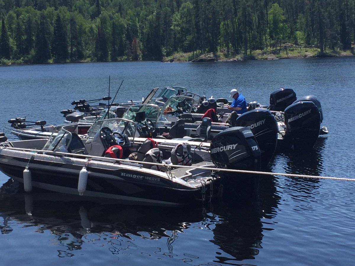 Tillermanrl's tweet photo. #Rainy Lake Houseboat guide team in for shorelunch. 7 #Mercury Verado's 225-300hp 6 Lund ProV GL 197,208,202,218's ! https://t.co/NBlnyJAusw