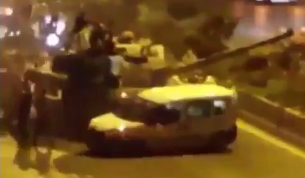 مواطن تركي يعترض بسيارته دبابة للانقلابيين أثناء محاولتها الهروب

twasul.info/480442/

#تركيا_تنتصر_علي_الانقلاب