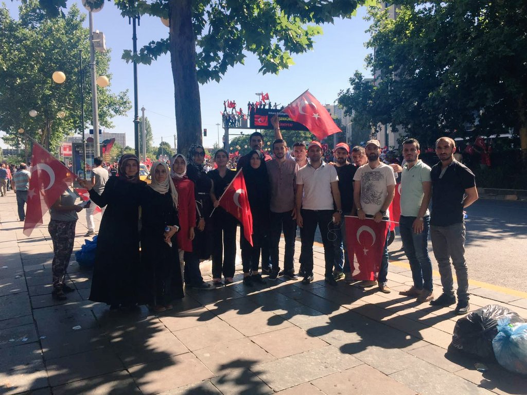 Meydanlardayız Milli İradeye Sahip Çıkıyoruz. Simit,Ayran ile Piknik Yapıyoruz. Herkesi Meydanlara Davet Ediyoruz.