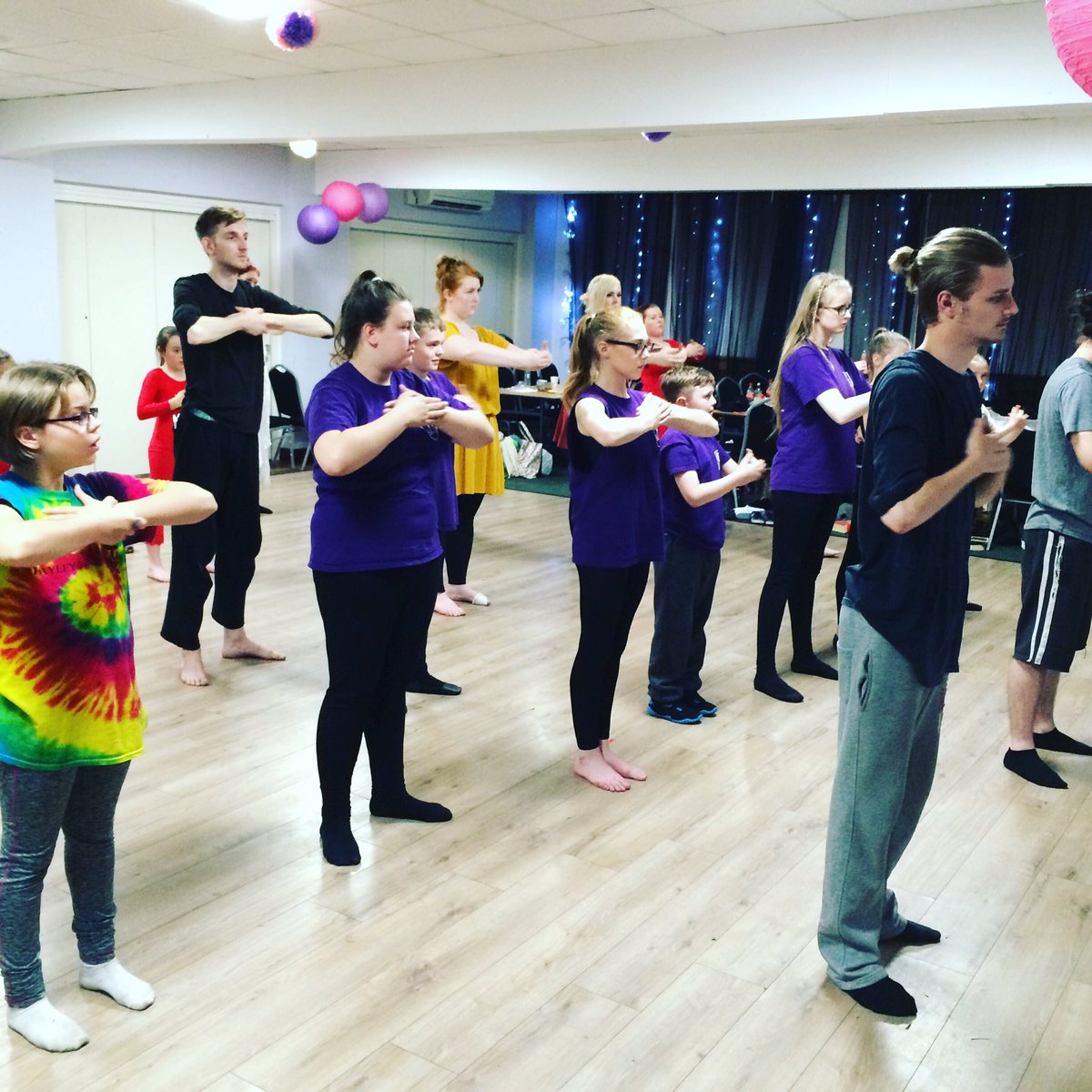 TheLine_Project's tweet photo. Whole Group time! #TheLineProject #youthdance https://t.co/qHQbz9Em8n