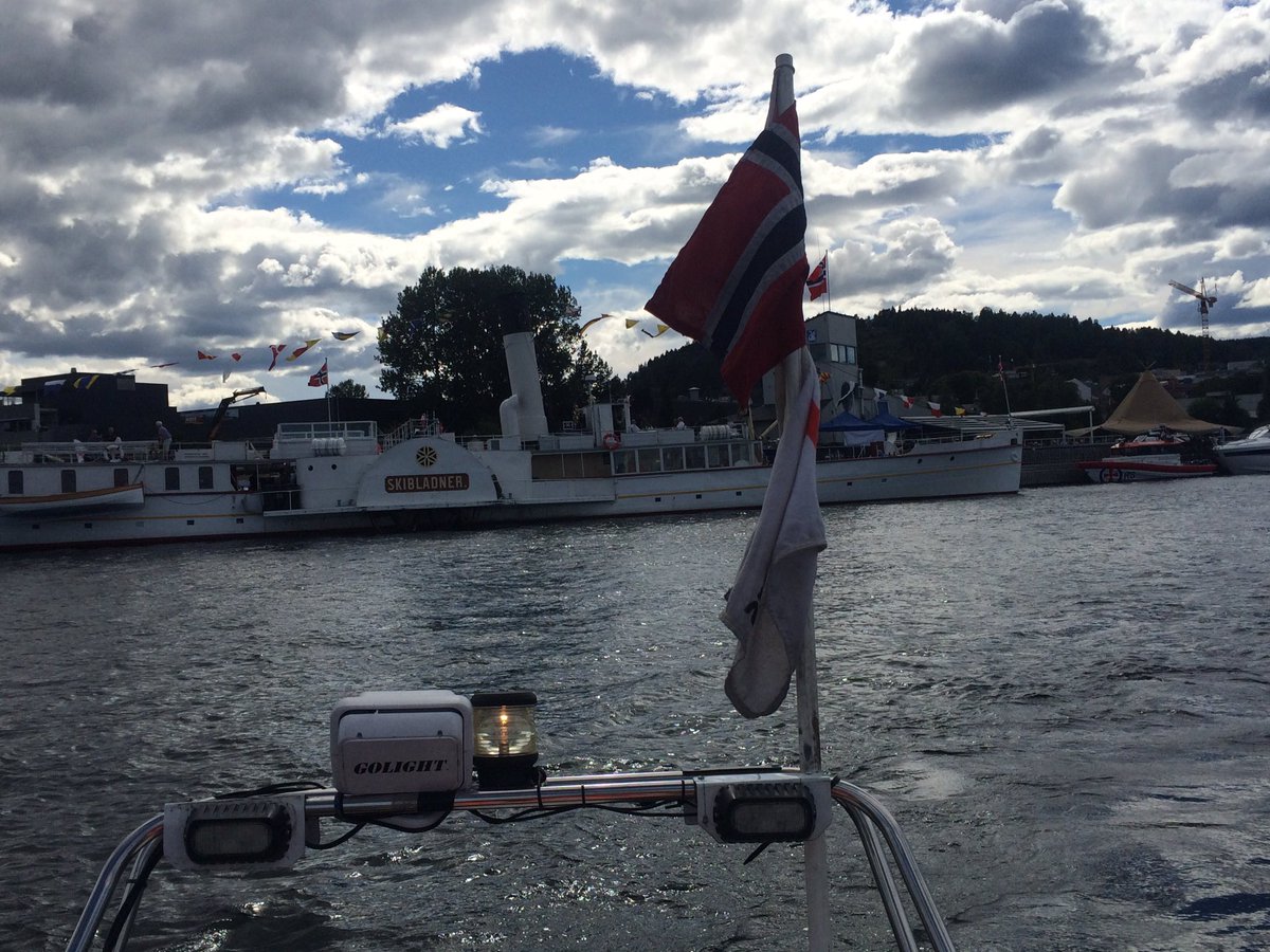 LunnerRKH's tweet photo. På Mjøsa sammen med Skibladner. https://t.co/518FRyXWNK