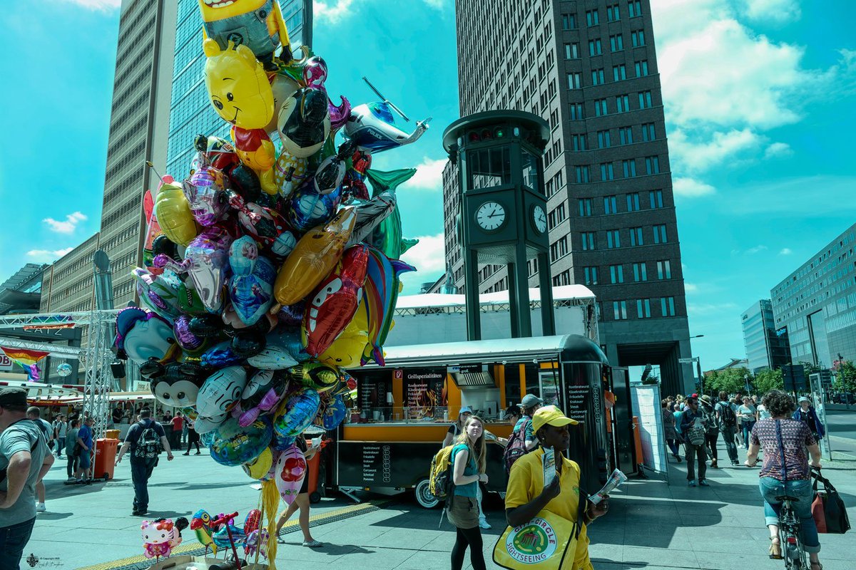 PotsdamerPlatzB's tweet photo. Bunte Welt am Platz: https://t.co/w3soA3zkFP #potsdamerplatz #berlin #queerday #berlinmitte https://t.co/dr4FCPNULp