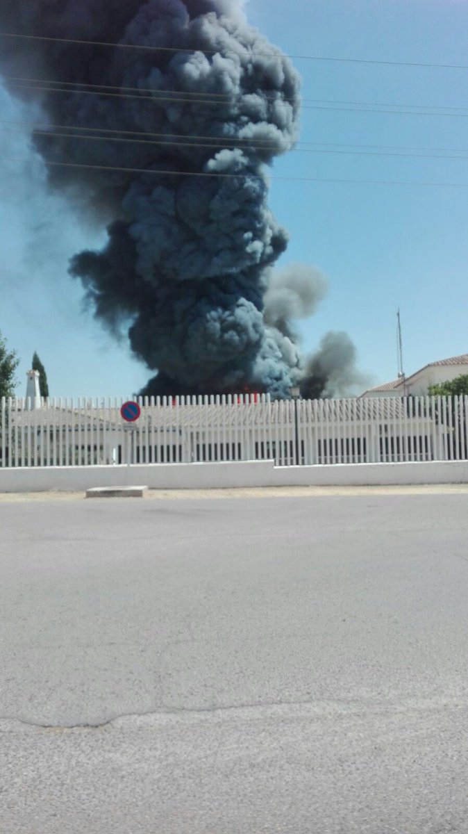 2hermanasinfo's tweet photo. #ÚLTIMAHORA Grave incendio en la fábrica de Ybarra. En breve, informamos de las causas. #TDSActualidad https://t.co/U2N4xmzqJy