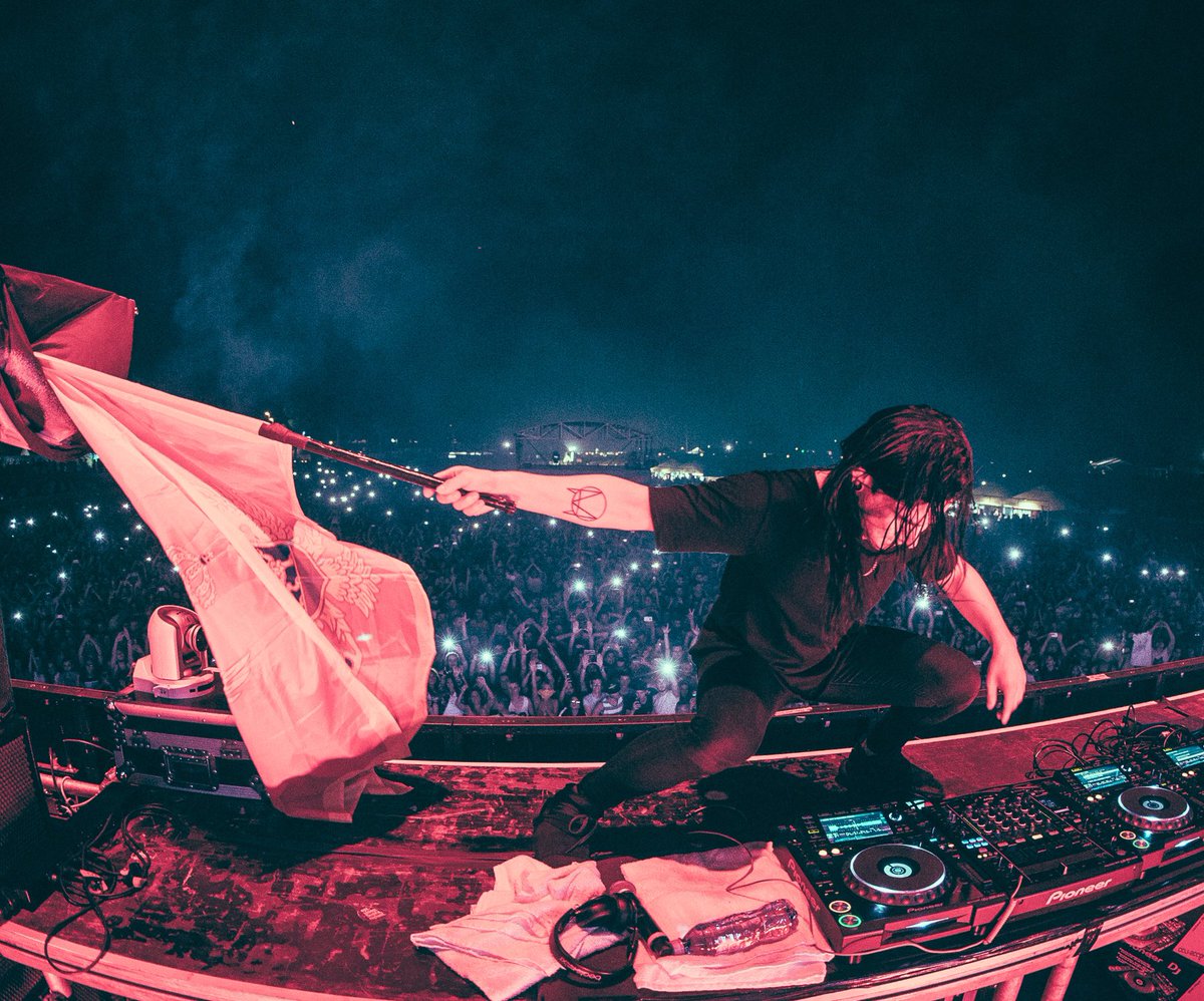 Skrillex's tweet photo. Last day of this Europe tour.. Just landed to Romania ...🙏🏻💯💯 https://t.co/51Y1Qq8FLn