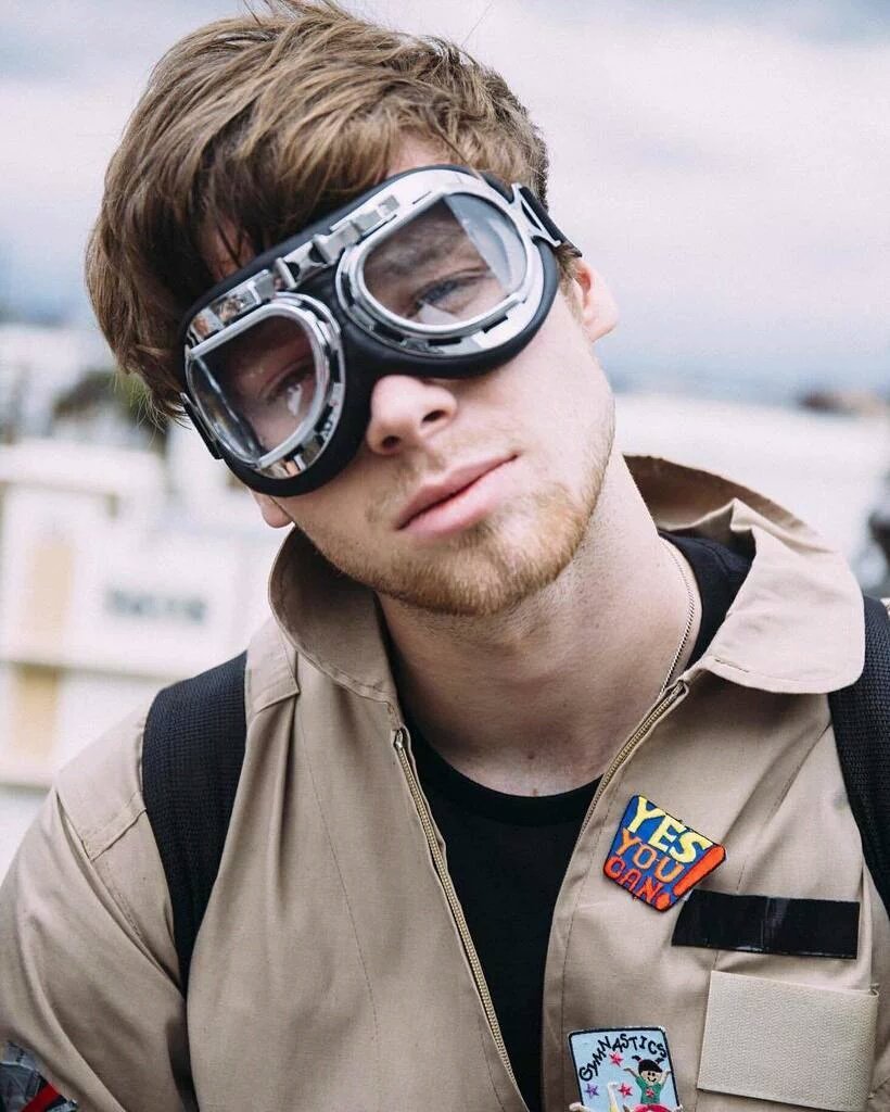 dividehemmings's tweet photo. I can't believe this angel is actually 20. No words can explain how much I owe you.
Happy birthday dork ❤ @Luke5SOS https://t.co/wuBeeW3BtY