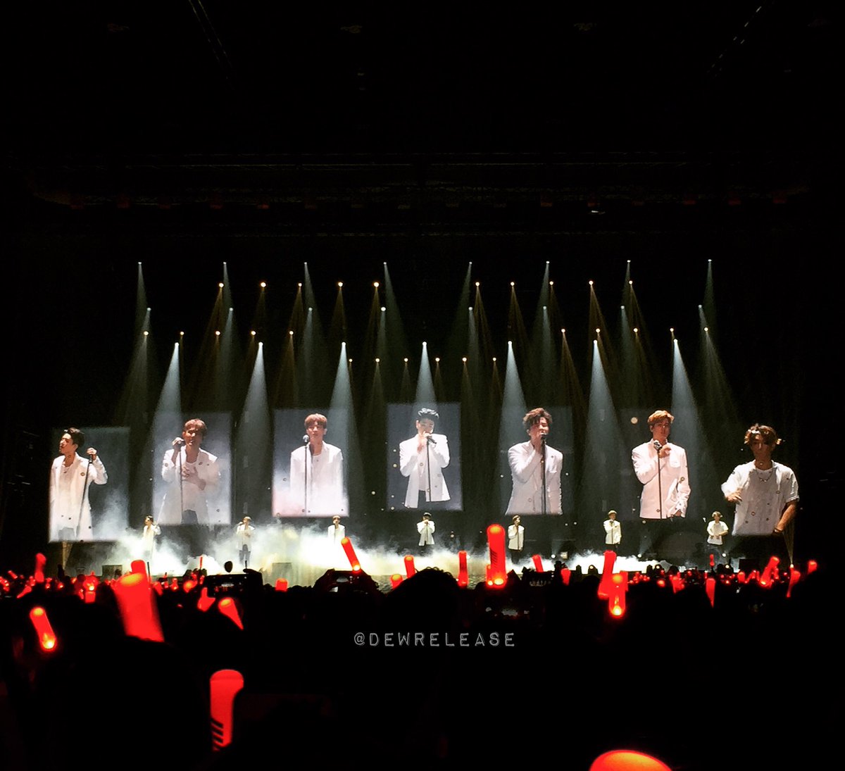 DewRelease's tweet photo. M.U.P. #MakeUProud #ikoncertinbangkok https://t.co/dRwI4sgPS6