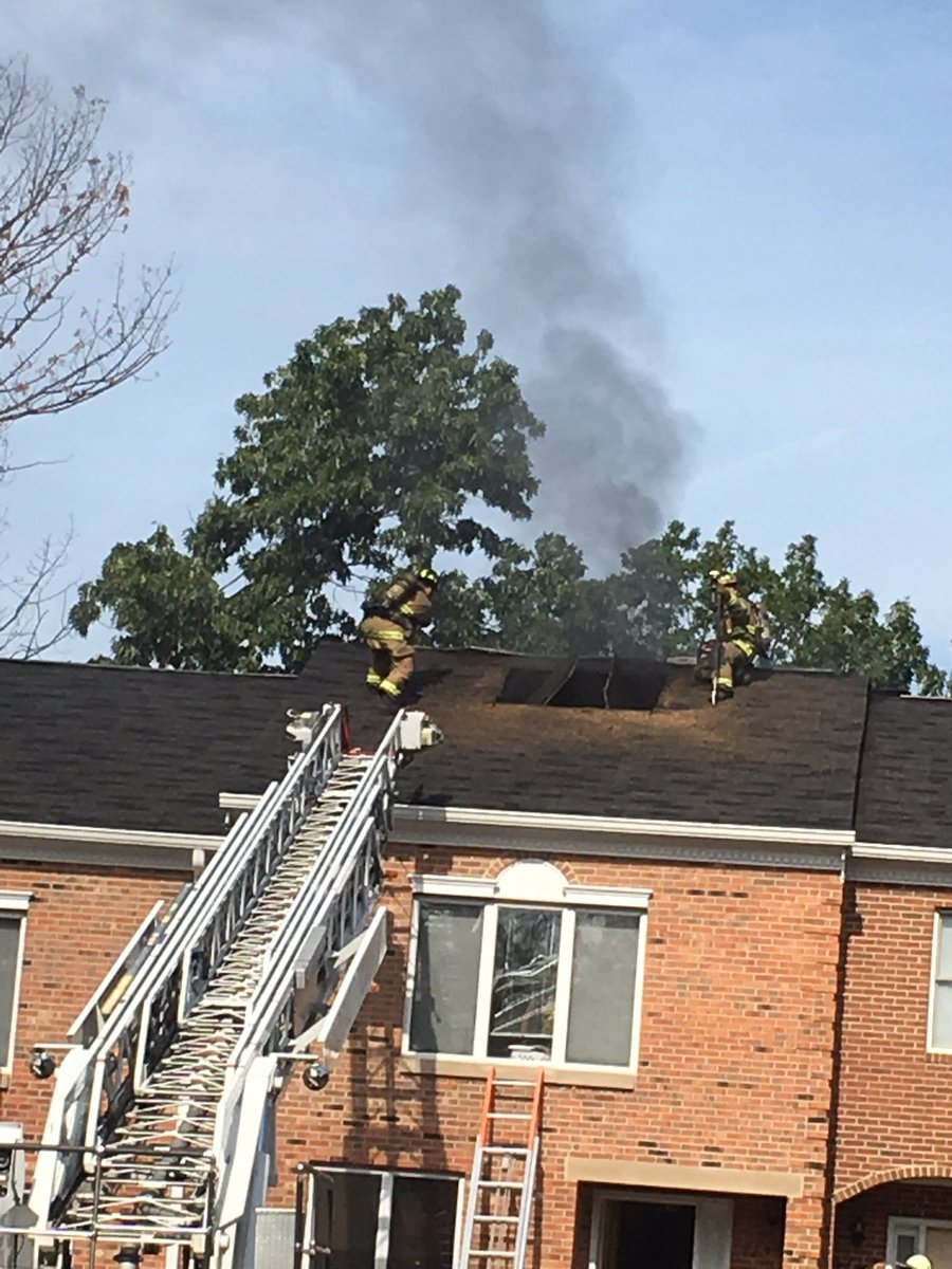 ArlingtonVaFD's tweet image. ACFD units assisted @ffxfirerescue earlier this morning in Bailey's Crossroads. Great stop by company 10. #MutualBox