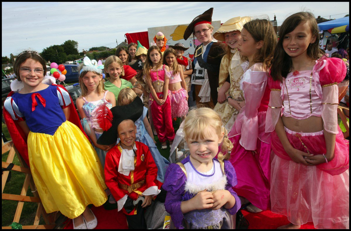 EchoPics's tweet photo. 200+ pictures of @LymCarnival though the years - https://t.co/wl4rfjs30C

Are you amongst them?

#LymingtonCarnival https://t.co/NaPqW19zqL