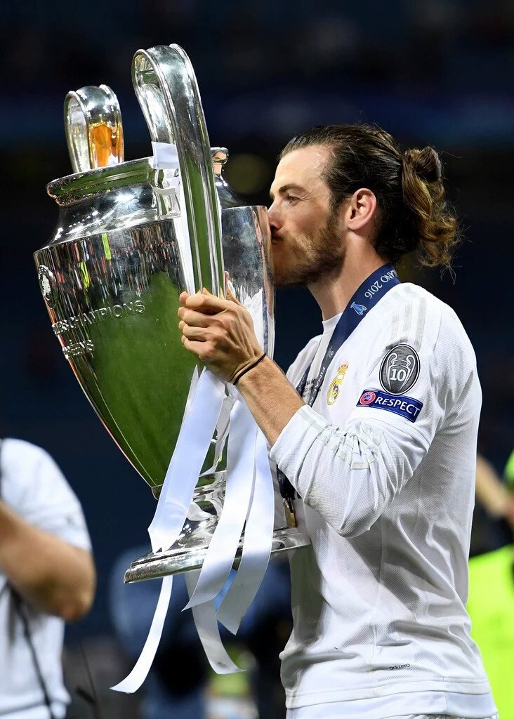 ReinoMadridista's tweet photo. Hoy cumple años uno de los mejores jugadores del mundo, un gran héroe del madridismo. ¡FELICES 27 @GarethBale11! https://t.co/uXeJngMMRX