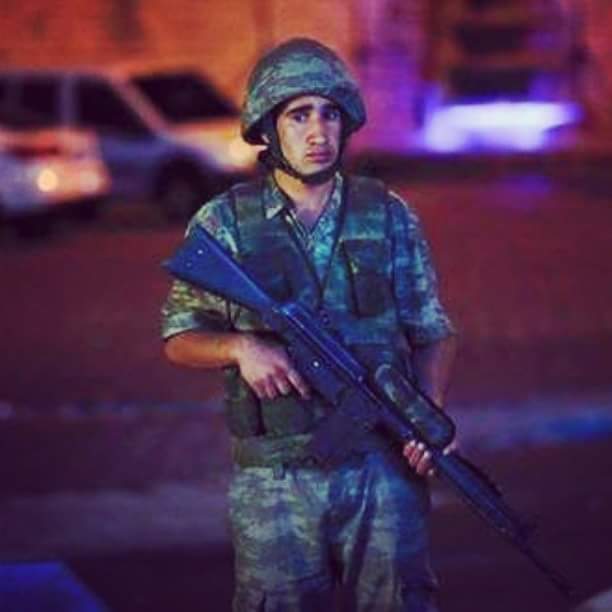KayaHeyse's tweet photo. Bu erlere dokunmayın. Ben Güneydoğu'da askerlik yaptım. Emir-komutayı bilirim. Erler masumdur. Linçten vazgeçin. https://t.co/6Cy1zGZYsn