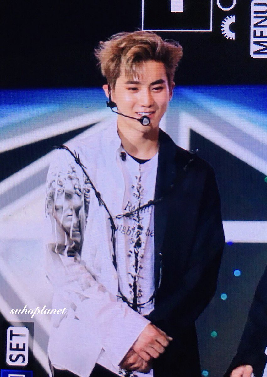 Suho_planet's tweet photo. 160716 SMT in osaka 준면❤️ 두손 이쁘게 모으고서~ 진짜 잘생기구 웃는건 넘 귀엽구우ㅜ😭😭😭 굿나잇💕 https://t.co/ibmoLxKuRh