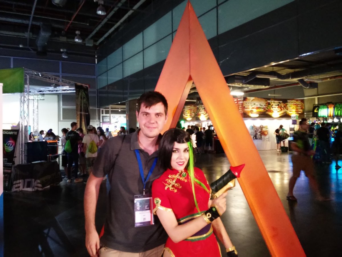 AMacharowski's tweet photo. Nos visita @IriaLittleKitty en @ESAT_Valencia @DreamHackSpain foto junto a @EsatMi3 muchas gracias! Iris! y Mi3! https://t.co/k02TMTehIX