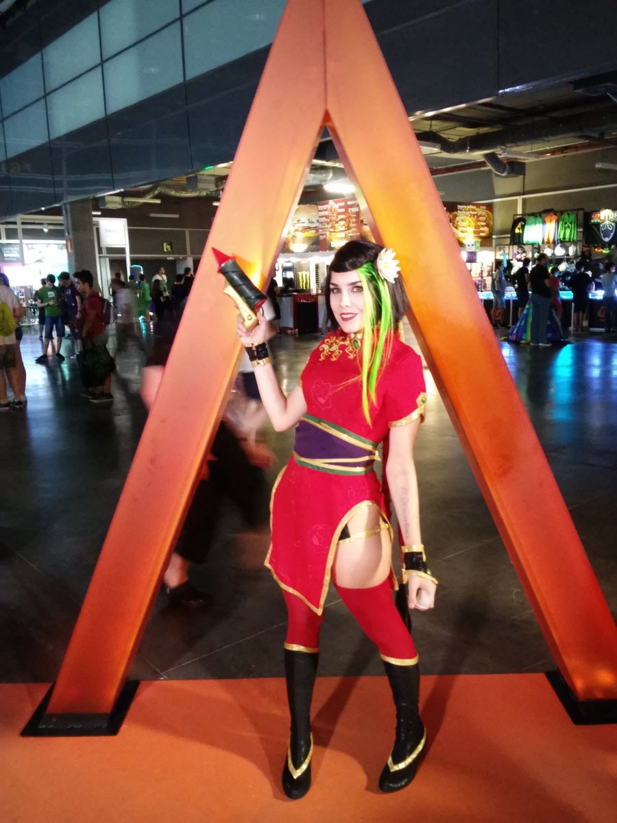 AMacharowski's tweet photo. Nos visita @IriaLittleKitty en @ESAT_Valencia @DreamHackSpain foto junto a @EsatMi3 muchas gracias! Iris! y Mi3! https://t.co/k02TMTehIX