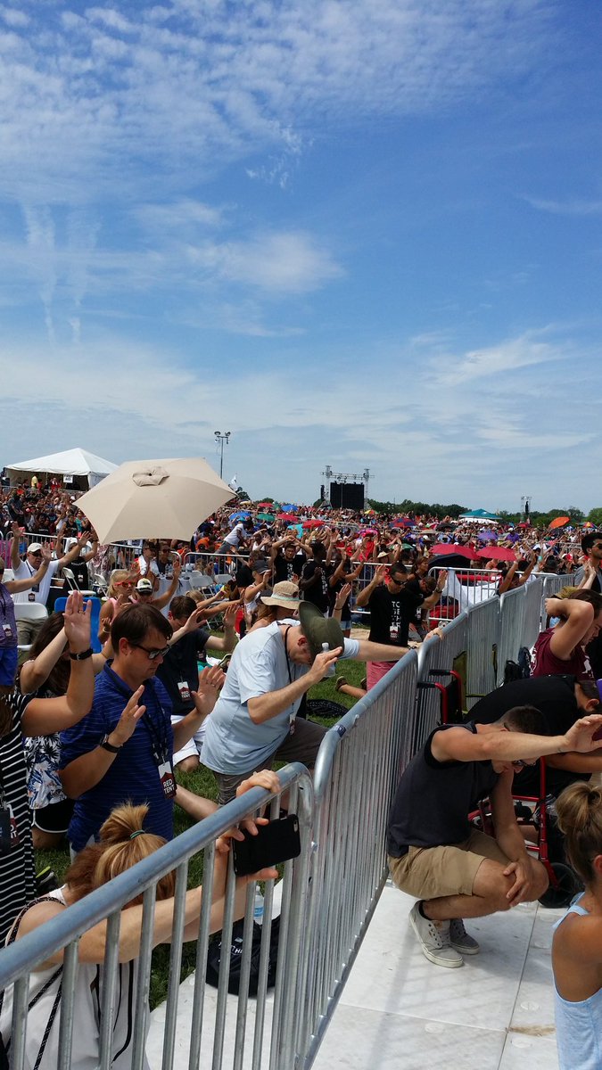 HCPezine's tweet photo. Thousands on their knees praying in the Name of Jesus for healing for American. Live at National Mall. https://t.co/ks0bXILUKQ