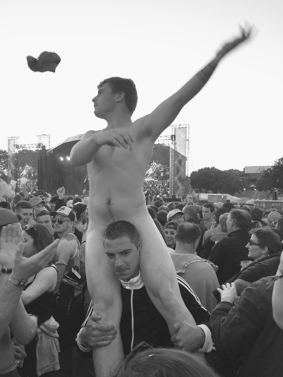 Ginger_Klo's tweet photo. La liberté guide le peuple aux @charrues 😂 
#BeFreeBeNaked #VieillesCharrues https://t.co/YWuTqi3KNW