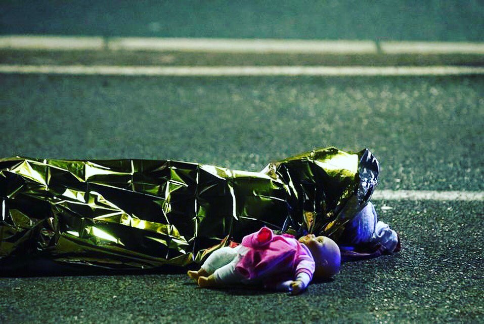 pierrickRglt's tweet photo. 🕯 JE SUIS . . .                                  Triste, solidaire, ému, attristé choqué, en colère 😢 #paryfornice 🕯 https://t.co/27npncI3UD
