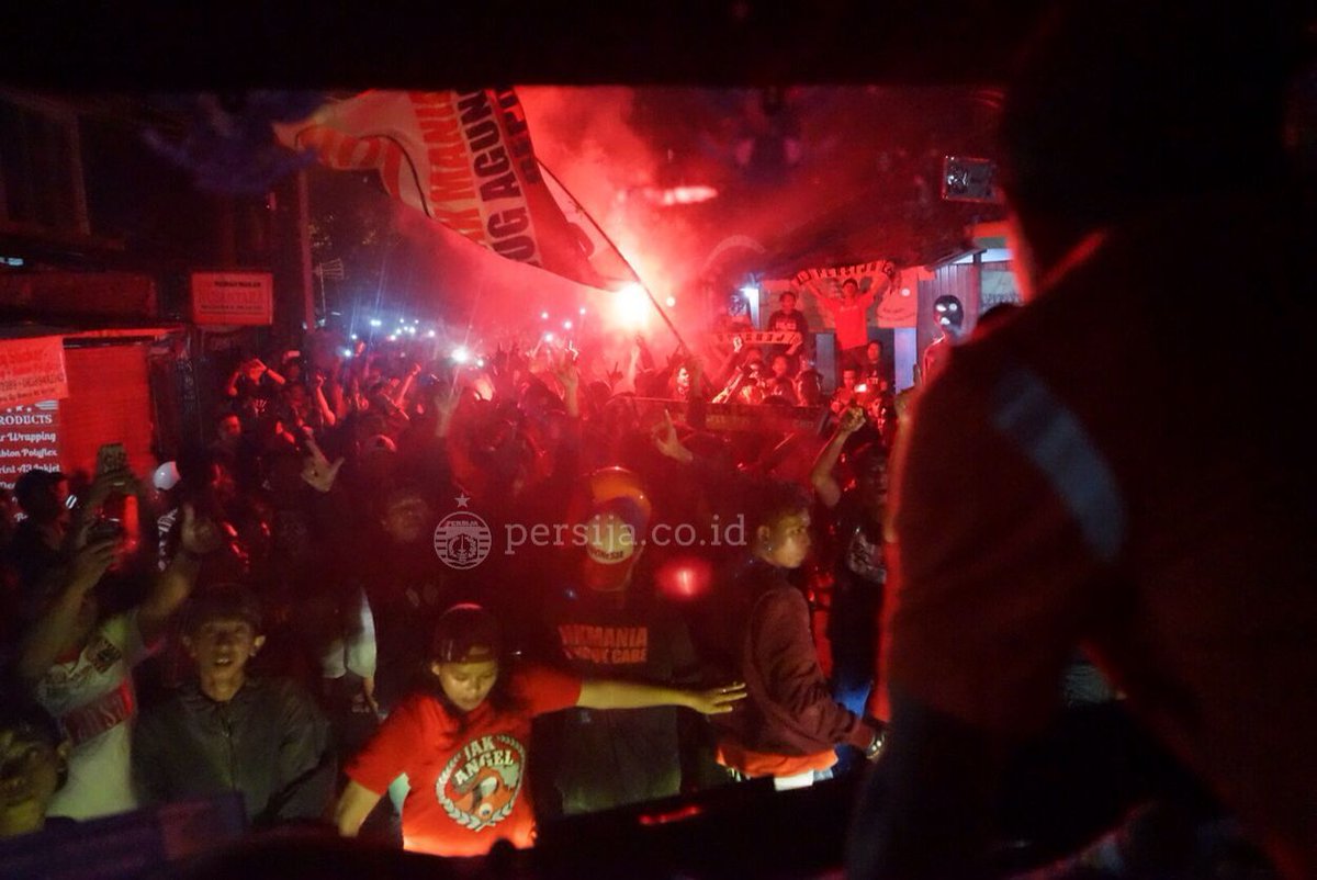 Persija_Jkt's tweet photo. Sambutan luar biasa The Jakmania sesampai di Jakarta. 
#GuePersija
#RumahPersija
#PersijaDay https://t.co/UiFtahszkr