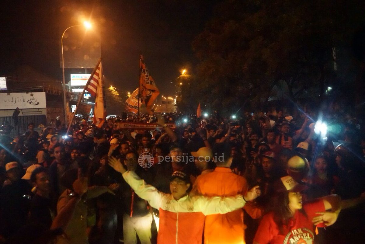 Persija_Jkt's tweet photo. Sambutan luar biasa The Jakmania sesampai di Jakarta. 
#GuePersija
#RumahPersija
#PersijaDay https://t.co/UiFtahszkr